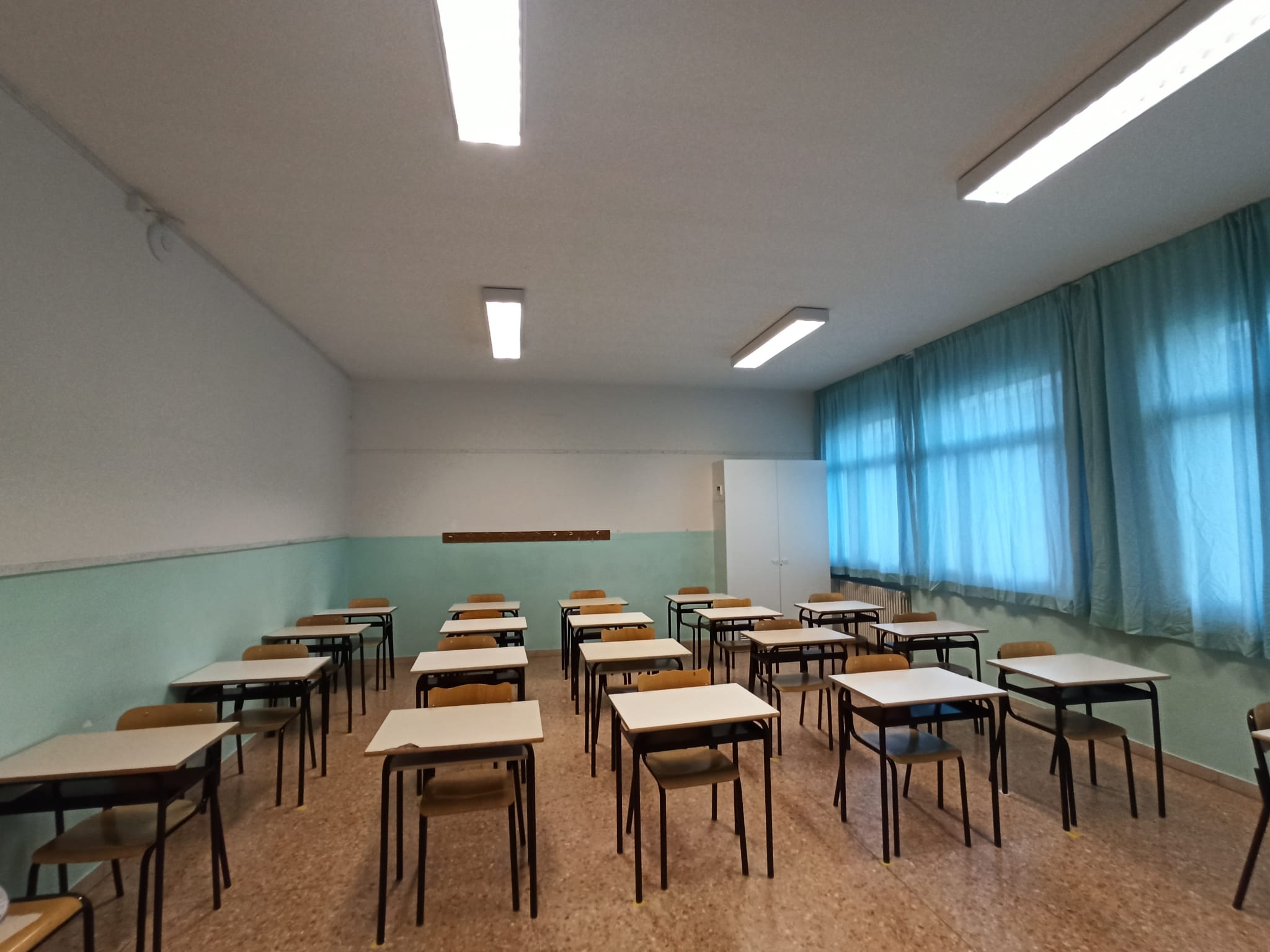 Klassenzimmer mit dezentraler KWL im Schrank, Helty FlowM800