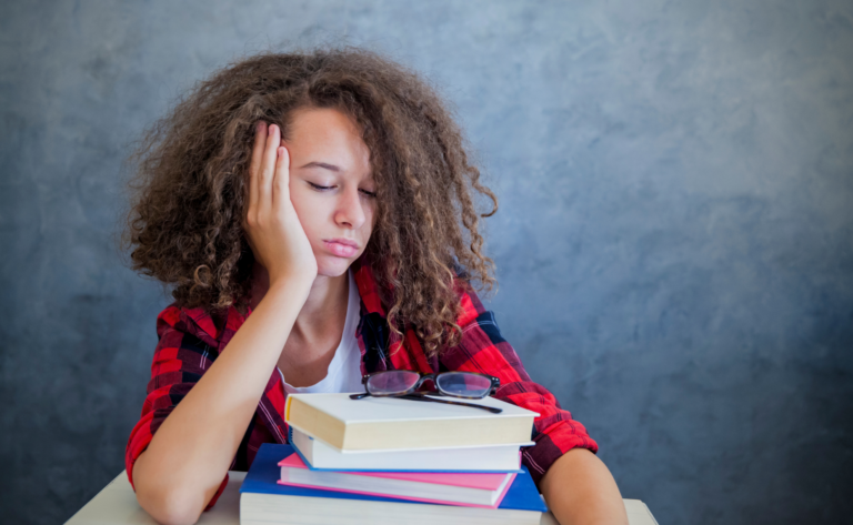 ragazza svogliata a scuola