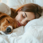 dormire meglio con la vmc, donna con cane che dormono
