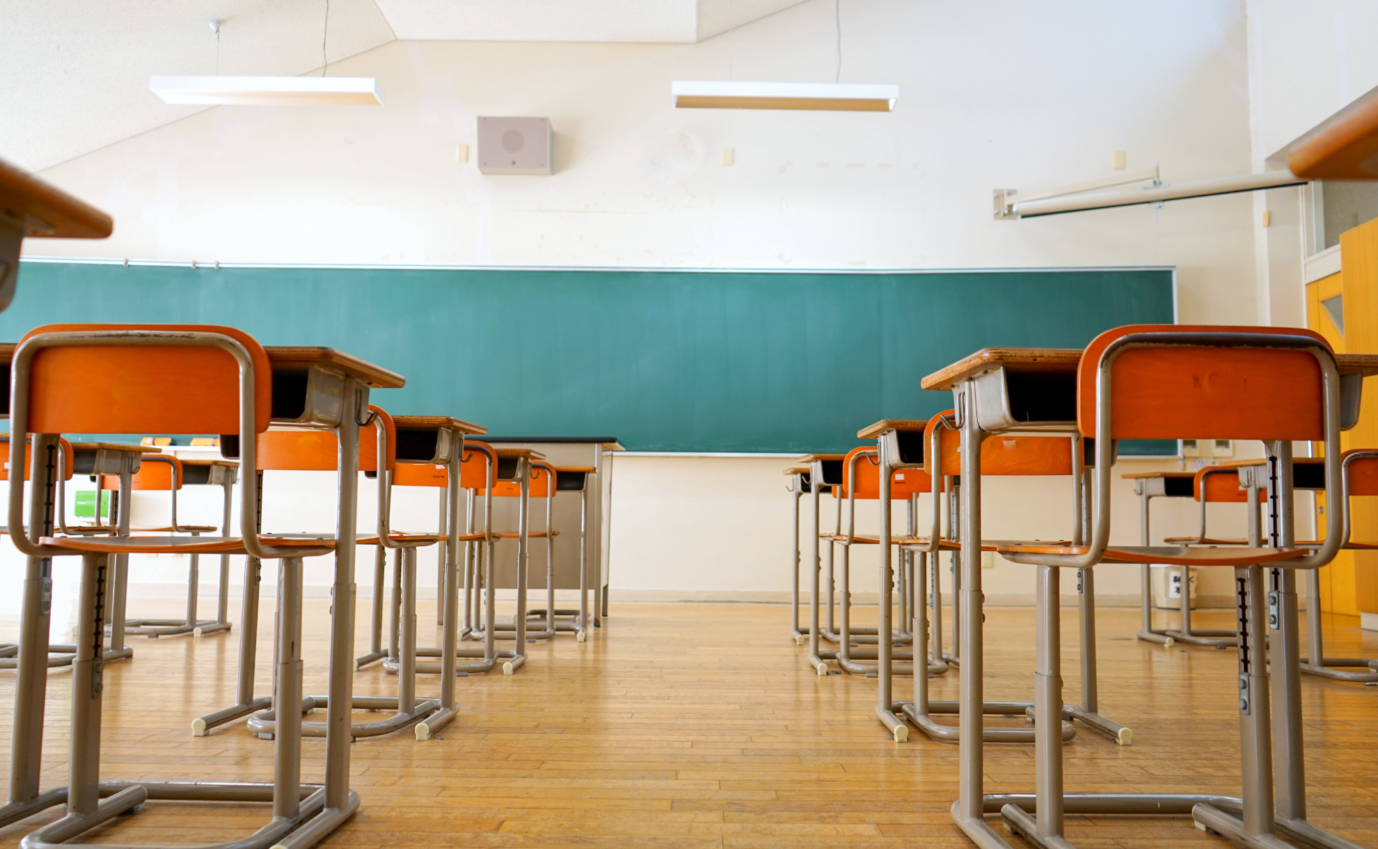 aula scolastica banchi e lavagna