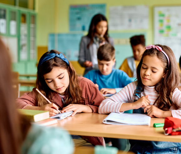 aria pura per bambini in aula che fanno i compiti