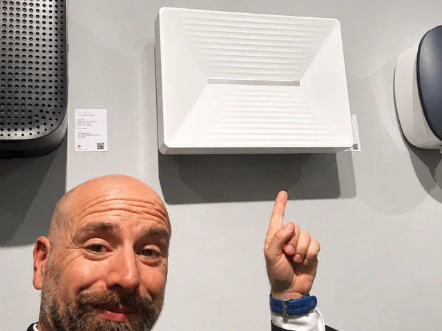 Nicola Pavan con la VMC Helty FlowPLUS vincitrice del Red Dot Design Awards 2026
